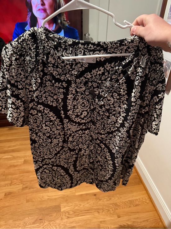 croft & barrow Tops - croft & barrow Black and White Floral V-Neck Short Sleeve Top
